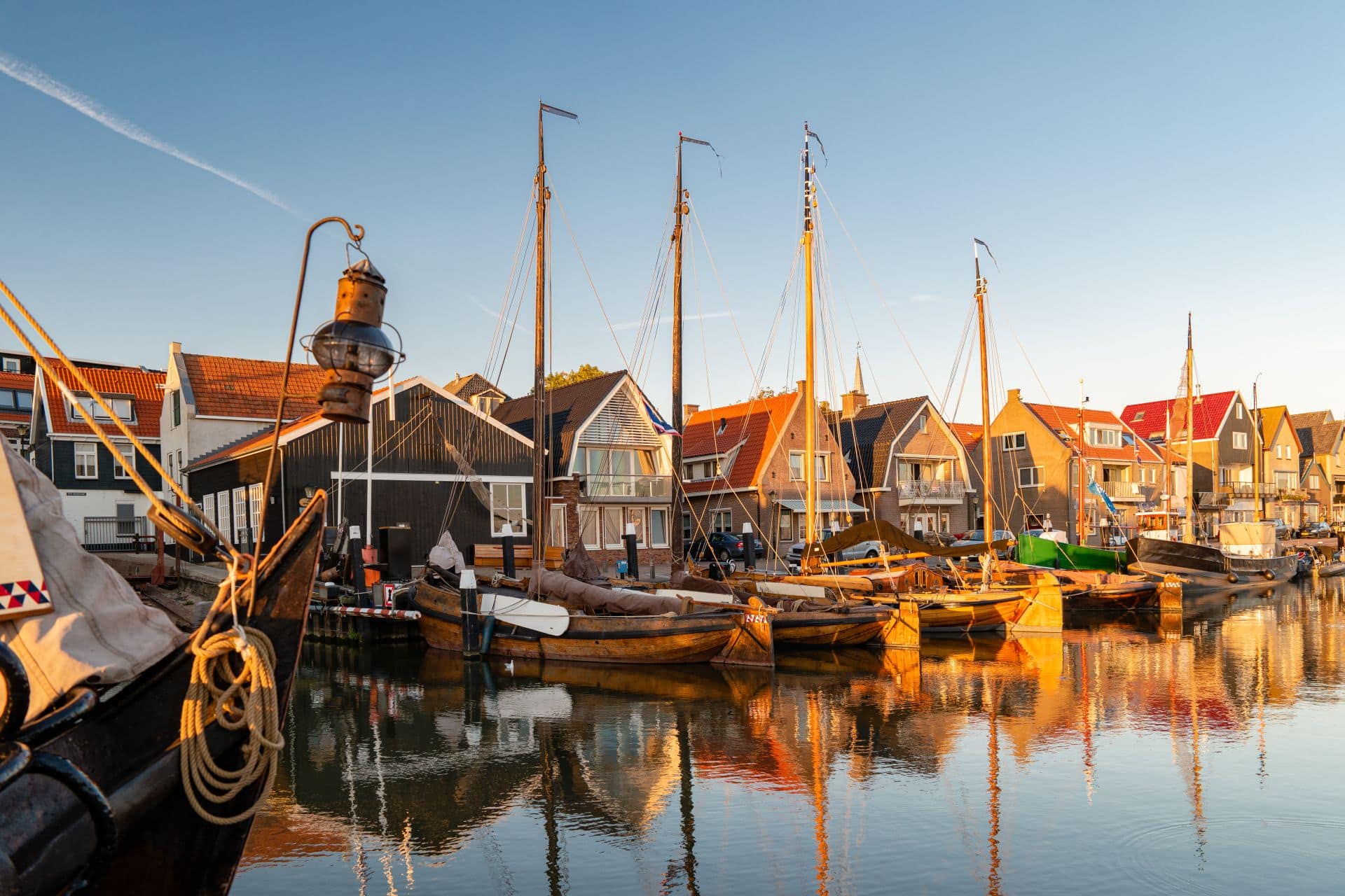 Vuurtoren van Urk bij zonsondergang boven het IJsselmeer