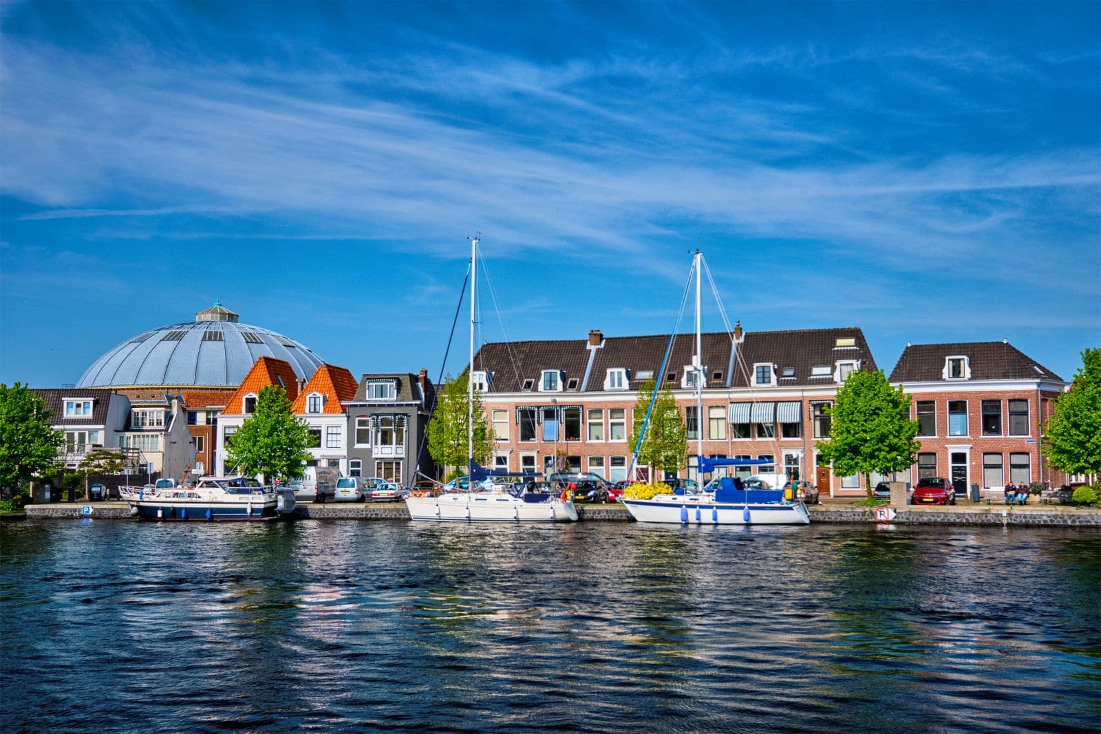 Boten langs het Spaarne in Haarlem op open water
